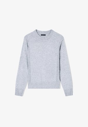 Suéter de mezcla de lana gris claro con mangas largas, puños y dobladillo acanalados, cuello redondo y líneas de punto vertical sutiles en los lados delanteros.