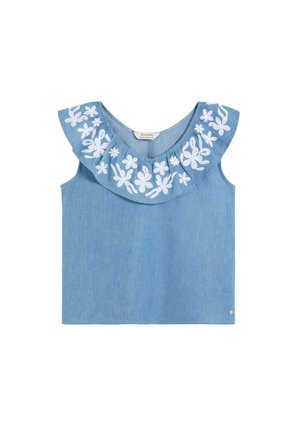 Top sin mangas de color azul claro con escote ancho con volantes y bordado floral blanco.