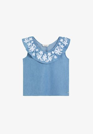 Top sin mangas de color azul claro con escote ancho con volantes y bordado floral blanco.
