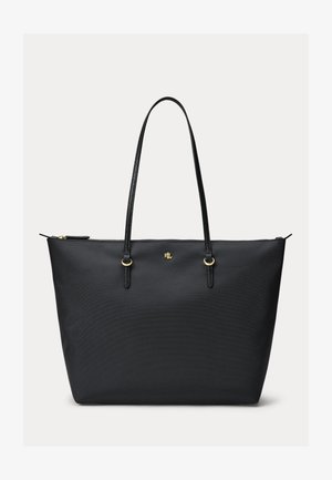 Μαύρη τσάντα tote με μακριές τιράντες, χρυσό λογότυπο και κλείσιμο με φερμουάρ, υφασμάτινη υφή, απλός και κομψός σχεδιασμός.