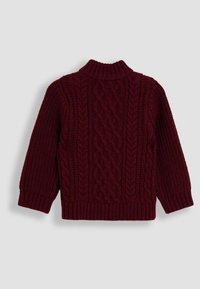 Bordo pleteni pulover s visokim ovratnikom, koji ima teksturirani kabelasti uzorak te rebraste manžetne i donji rub za udobno pristajanje.