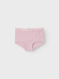 Shorts en coton rose pour garçons avec une taille douce portant le texte "name it" imprimé en rose clair. Texture lisse et design simple.