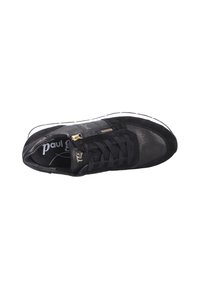 Sneaker nera caratterizzata da una combinazione di materiali scamosciati e in pelle, con una superficie testurizzata, lacci e una zip laterale per un tocco di stile.