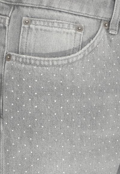 Tessuto in denim grigio con piccoli brillanti chiodini argentati disposti in un motivo a pois. Presenta una tasca frontale con rivetti metallici.