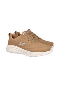Zapatillas deportivas en tono marrón claro con parte superior texturizada y transpirable, suela blanca acolchada y diseño de cordones; presenta detalles perforados y logotipo.