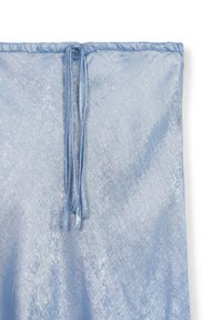Tissu bleu clair, brillant avec une texture douce. Présente un détail de cordon de serrage en haut, créant un effet froncé le long du bord.