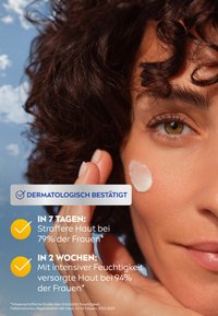 Nahaufnahme eines Frauen Gesichts mit lockigem dunklem Haar, die eine Creme auf ihre Wange aufträgt. Der Hintergrund ist hellblau mit Wolken. Der Text enthält Produktversprechen.