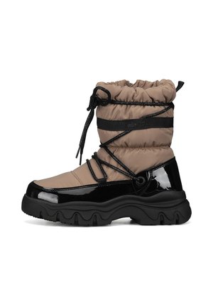 Beżowe puchowe botki z błyszczącymi czarnymi akcentami, teksturowaną gumową podeszwą, regulowanym sznurkiem i czarną elastyczną opaską zapewniającą pewne dopasowanie.
