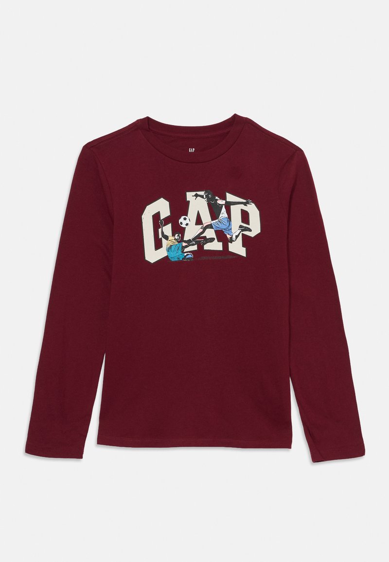 Bordeauxkleurige langemouwen shirt met GAP-logo, waarop twee voetballers in actie zijn afgebeeld en een voetbal in het ontwerp is geïntegreerd.