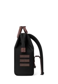 Zaino in tessuto nero con accenti in pelle marrone, forma piatta, chiusura con zip superiore e tre cinture verticali sul fronte.
