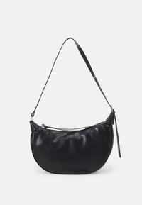 Borsa a spalla in pelle nera con una forma curvata. Presenta una chiusura con zip, una lunga tracolla regolabile e una texture liscia e lucida.