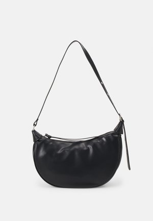 Sort læder skuldertaske med en buet form. Har en lynlås lukning, en lang justerbar rem og en glat, blank overflade.