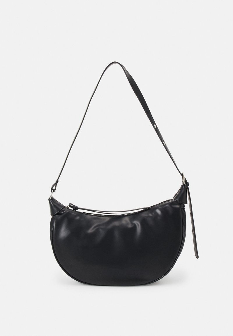 Borsa a spalla in pelle nera con una forma curvata. Presenta una chiusura con zip, una lunga tracolla regolabile e una texture liscia e lucida.