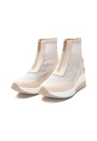 Botas de tobillo de ante y malla beige con cierre de cremallera, que cuentan con una suela de cuña y acentos blancos. Textura suave con diseño de malla transpirable.