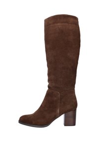 Bruine suède kniehoge laars met een vierkante neus en een hoge blockhak van donker hout. Gladde textuur en slank ontwerp met minimale stikseldetails.