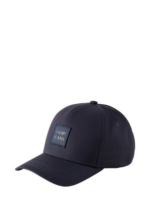 Dunkelblaue Baseballkappe mit gebogenem Schirm und einem quadratischen Aufnäher vorne mit dem Schriftzug „"JOOP! JEANS"“ in weißen Buchstaben.