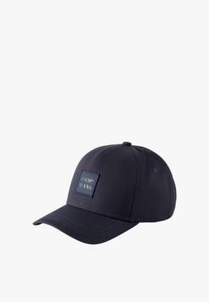 Casquette de baseball bleu foncé avec une visière incurvée et un écusson carré à l'avant portant l'inscription « "JOOP! JEANS" » en lettres blanches.