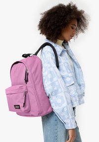 Eastpak OUT OF OFFICE - Zaino - candy pink