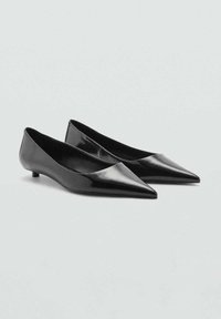 Balerini din piele patent neagră, cu vârf ascuțit și toc mic, având un design elegant și o textură netedă.