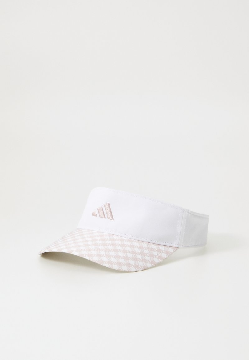 Boné branco com uma aba em padrão gingham em rosa claro, apresentando um logo bordado proeminente na faixa. Tecido leve.