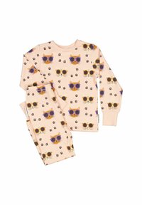 Pyjamakostym i ljusrosa tyg med ett upprepat mönster av katter i solglasögon och tassavtryck. Inkluderar långärmad topp och byxor.