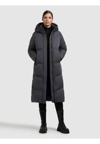 Šedá péřová bunda s kapucí, s dlouhým, rovným střihem, prošívanou texturou, patentkami a bočními kapsami. Nosit na černém oblečení.