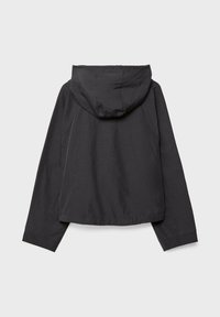 Veste noire à capuche avec manches longues, montrée de dos sur un fond gris clair uni.