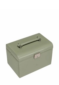 Boîte de rangement rectangulaire en cuir vert mat avec un couvercle arrondi, un fermoir en métal argenté et une poignée supérieure pour un transport facile.