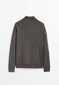 Grauer Strickpullover mit strukturiertem Muster, rippenbesetztem Kragen und Bündchen. Lange Ärmel und lockere Passform, für Komfort entworfen.