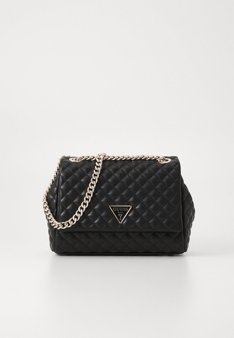 Borsa a tracolla nera trapuntata con catena dorata e badge a forma triangolare. Presenta una forma strutturata e una texture in pelle liscia.