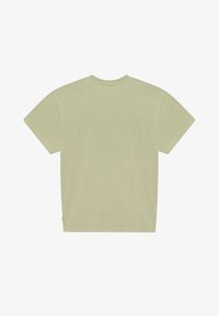 T-shirt uni vert olive clair à manches courtes, vu de dos avec un col rond sur fond blanc.