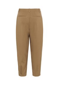 Pantalons bruns fuselés avec une texture de tissu lisse, dotés de deux poches arrière et d'une taille avec passants pour ceinture.
