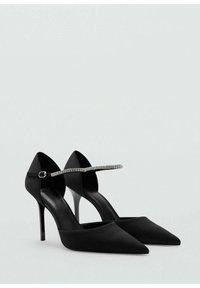 Scarpe con tacco alto in satin nero con punte appuntite, una sottile cinghia alla caviglia adornata con strass e un design elegante e minimalista.
