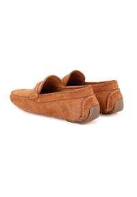 Suède loafers in lichtbruin met een ronde neus, voorzien van subtiele stiksels en een rubberen zool voor grip en comfort.