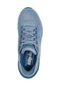 Zapatilla deportiva de color azul claro con parte superior de malla transpirable, diseño con cordones, cuello acolchado y suela texturizada. Presenta detalles del logo en la plantilla.