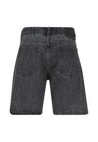 Shorts en denim noir avec poches arrière et petits clous argentés décorant la ceinture, les poches et les côtés inférieurs.
