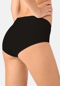 Slip da bikini nero a vita alta realizzato in tessuto liscio, con un taglio classico e bordi senza cuciture per comfort e sostegno.