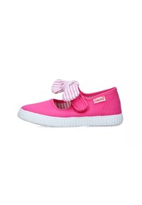 Scarpa da ginnastica rosa con suola in gomma bianca. Presenta un accento a fiocco a righe e una fascia Velcro. I motivi sono minimi e semplici.