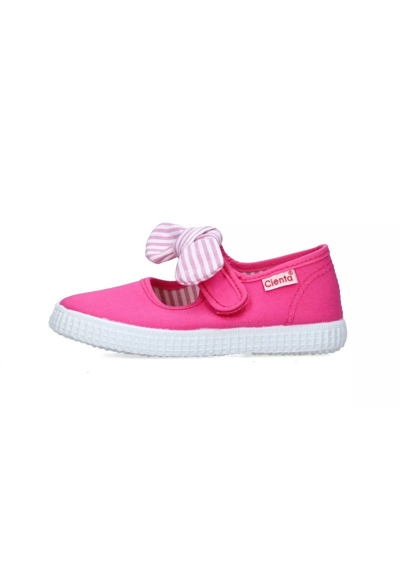 Scarpa da ginnastica rosa con suola in gomma bianca. Presenta un accento a fiocco a righe e una fascia Velcro. I motivi sono minimi e semplici.