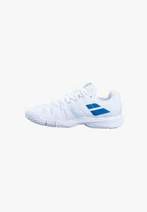 Baskets blanches avec une tige en mesh texturé, dotées de bandes de couleur bleue sur le côté, d'une semelle rembourrée et d'un système de laçage.