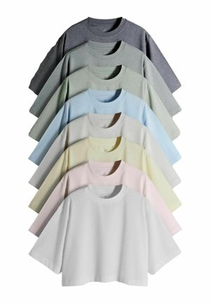 Acht opgevouwen crewneck t-shirts gestapeld in een waaier, kleuren van donkergrijs tot wit, inclusief groen, blauw, geel en roze tinten.
