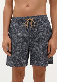 Shorts de baie navy cu un model floral alb, talie elastică cu un șnur bej și un material ușor, texturat.