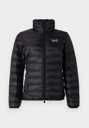 Μαύρο επενδυμένο μπουφάν με ψηλό γιακά, πλήρη φερμουάρ και διακριτικό λογότυπο EA7. Το εξωτερικό υλικό έχει ομαλή, γυαλιστερή υφή και κεντητό σχέδιο.