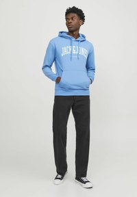 Jack & Jones JOSH MIT TUNNELZUG, KÄNGURUTASCHE UND LABEL-PRINT - Hoodie - pacific coast