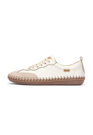 Zapatilla casual de cuero beige y blanco con puntera de ante, cierre de cordones, suela cosida y pequeña etiqueta "Pikolinos" en el lateral.