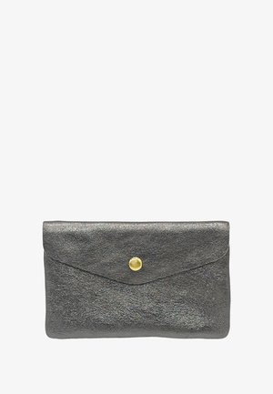 Pochette enveloppe en cuir gris métallique avec une surface texturée, dotée d'une fermeture par bouton doré et d'un design de rabat angulaire.