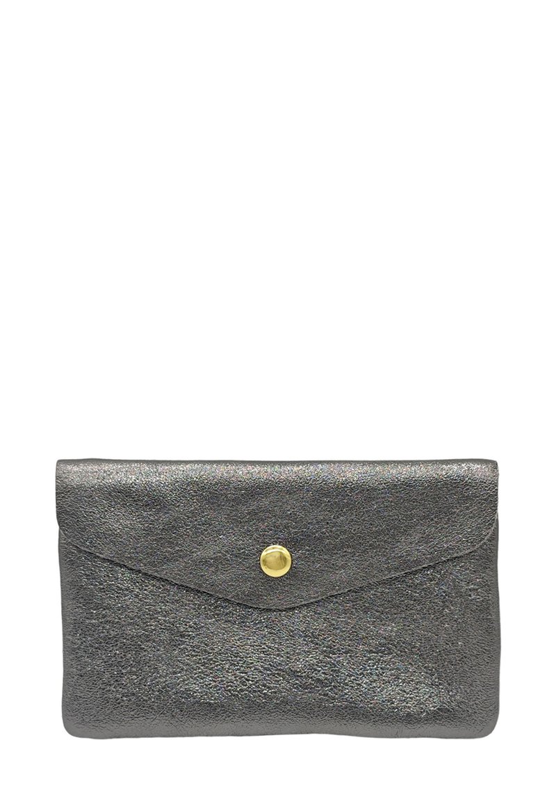 Pochette enveloppe en cuir gris métallique avec une surface texturée, dotée d'une fermeture par bouton doré et d'un design de rabat angulaire.