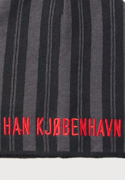 Pleteni beanie v črno-sivih črtah z rdečim izvezenim napisom "HAN KJØBENHAVN" spredaj. Mehak tekstura, prilagojen kroj.