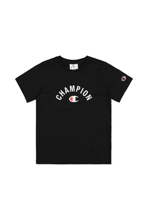 Camiseta de algodón negra con la inscripción "CHAMPION" en texto blanco en arco, con un logo rojo y blanco en la manga izquierda. Cuello redondo clásico.