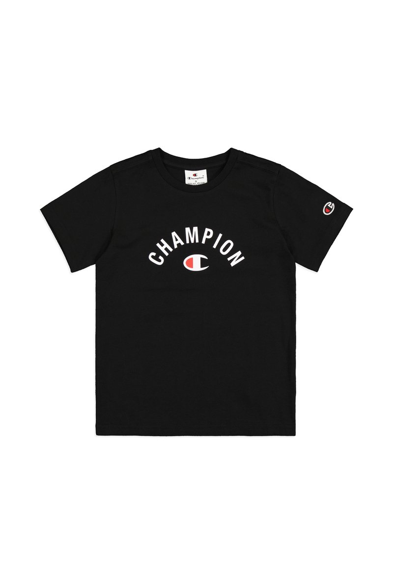 Camiseta de algodón negra con la inscripción "CHAMPION" en texto blanco en arco, con un logo rojo y blanco en la manga izquierda. Cuello redondo clásico.